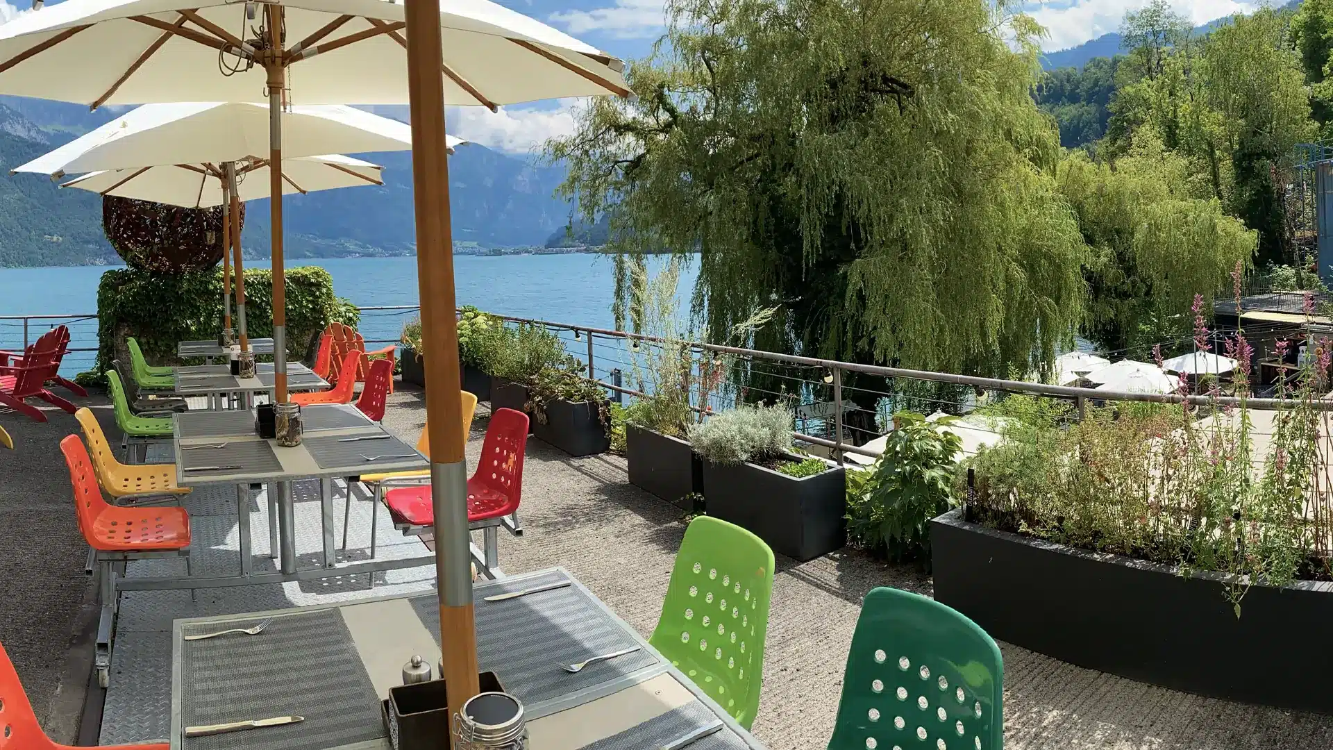 Die Schienenterasse mit den verschiebbaren Tischen gehört auch zu den Räumlichkeiten der Sagibeiz.