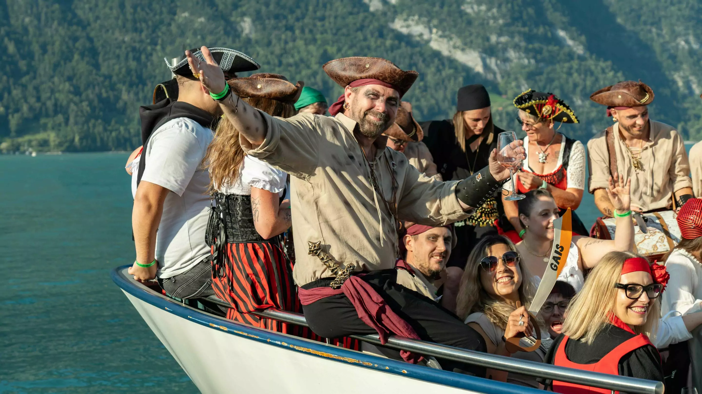 Das Dorf Quinten am Walensee mit seinen grünen Hängen und schönen Häusern.